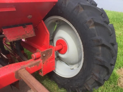 Massey Ferguson 30 drill
