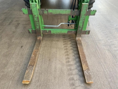 John Deere pallet tines