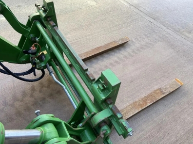 John Deere pallet tines