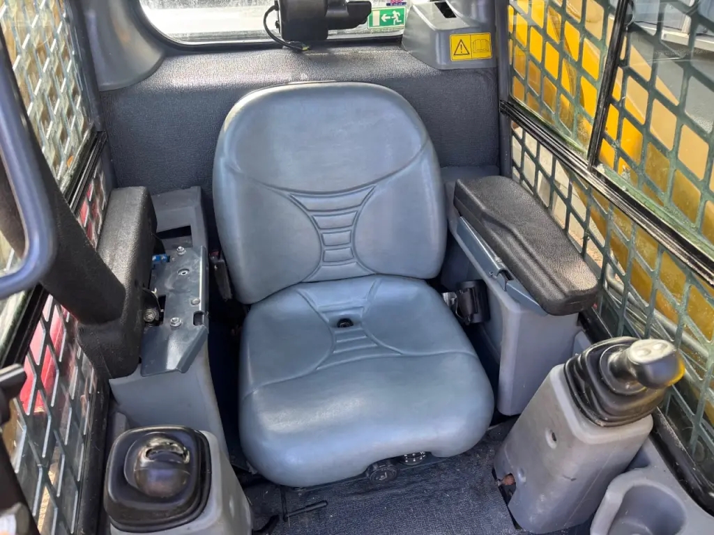 GEHL V270 Gen-2 skid steer