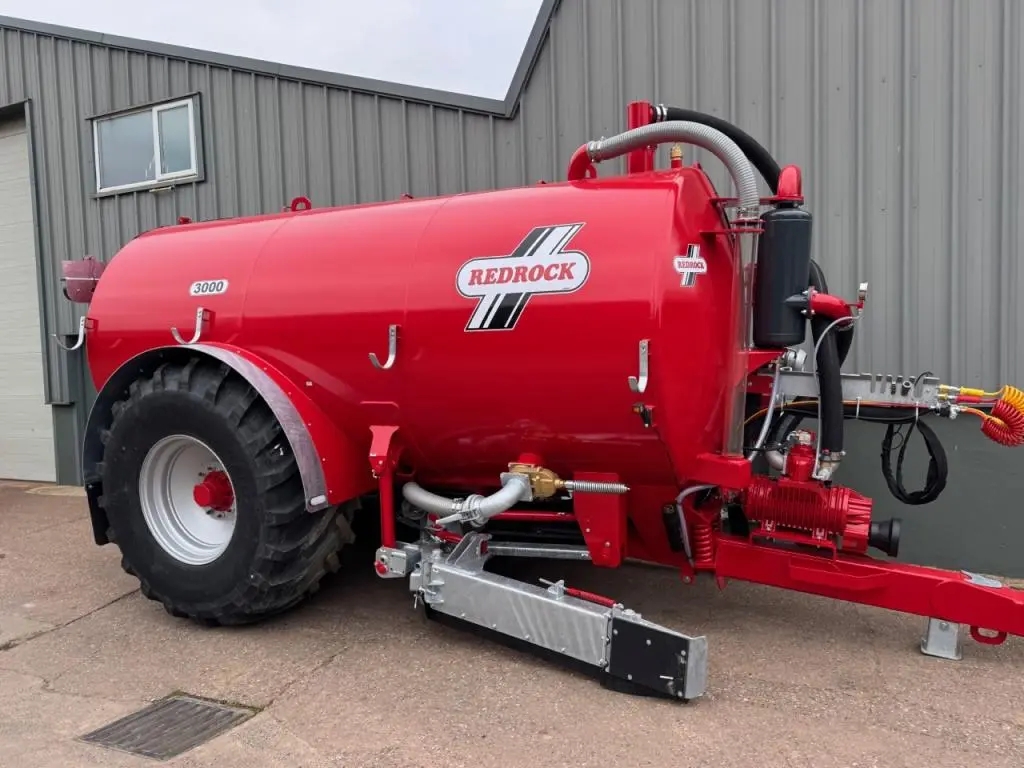 Redrock 3000 Gallon Scraper tanker