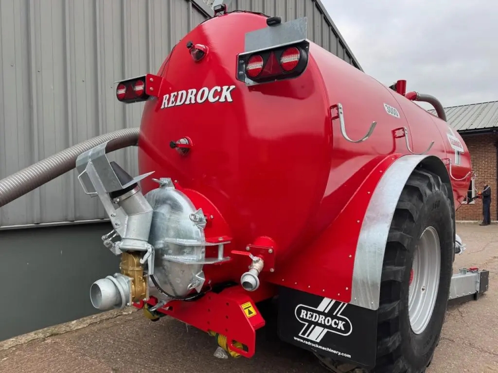Redrock 3000 Gallon Scraper tanker