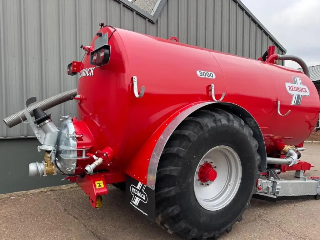 Redrock 3000 Gallon Scraper tanker