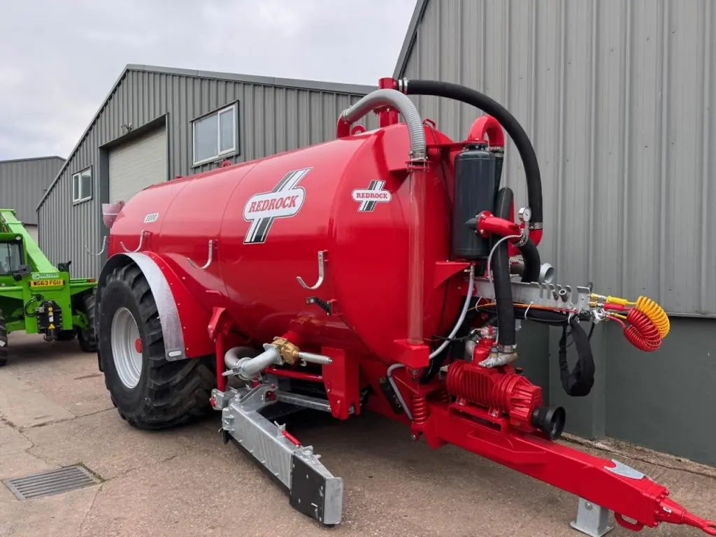 Redrock 3000 Gallon Scraper tanker