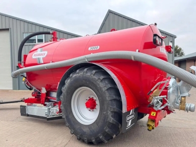 Redrock 3000 Gallon Scraper tanker