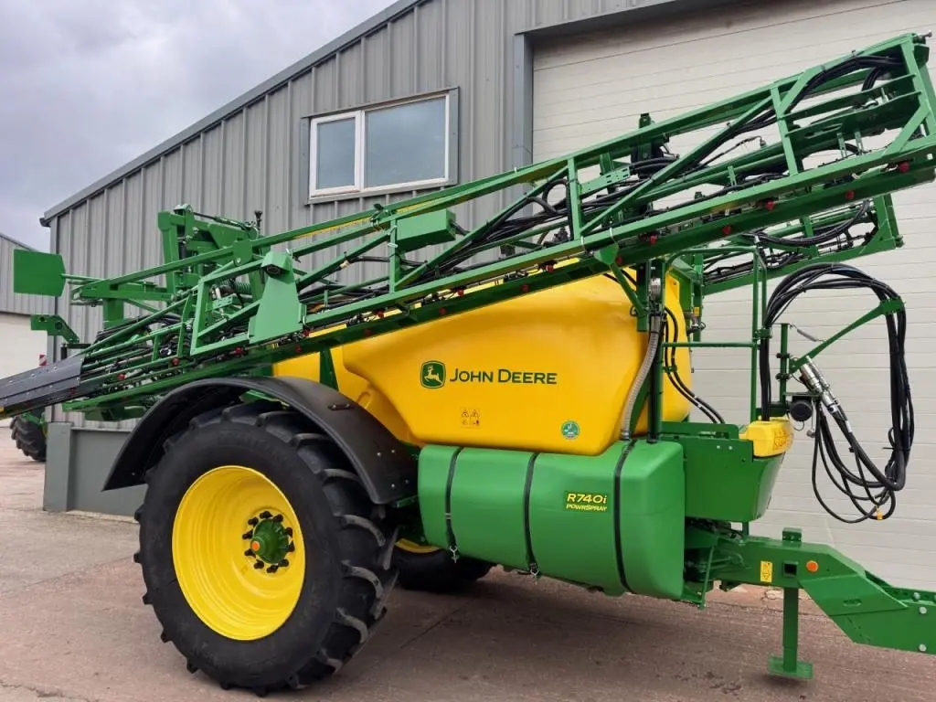 John Deere R740i sprayer