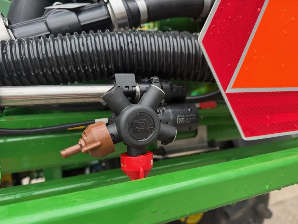 John Deere R740i sprayer