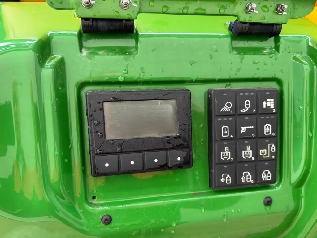 John Deere R740i sprayer
