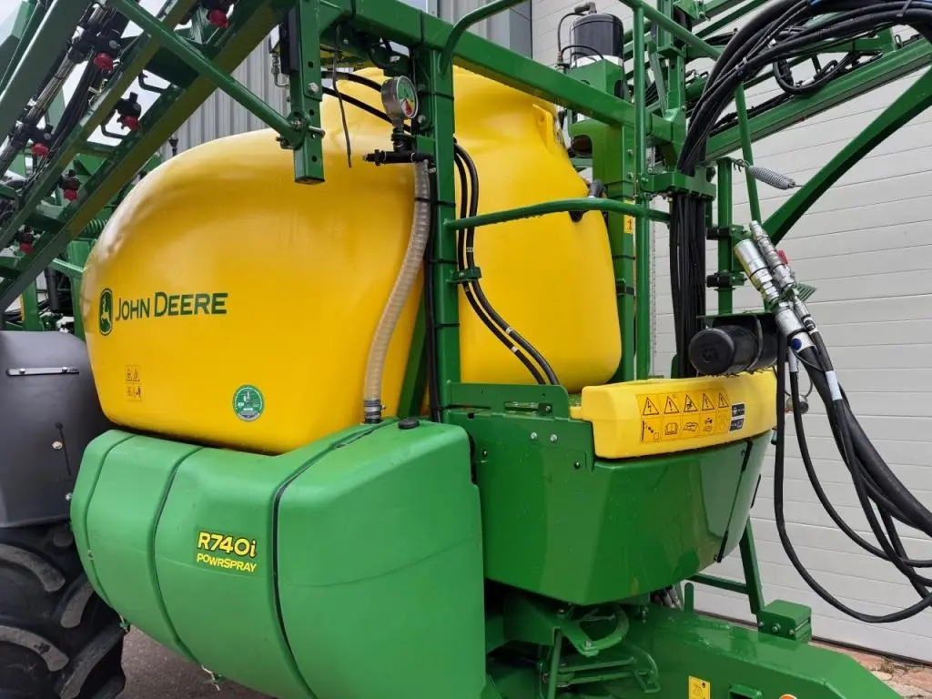 John Deere R740i sprayer