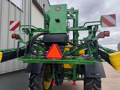 John Deere R740i sprayer