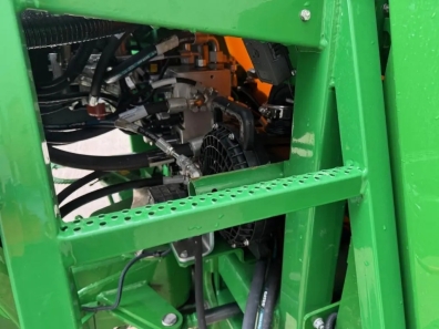 John Deere R740i sprayer