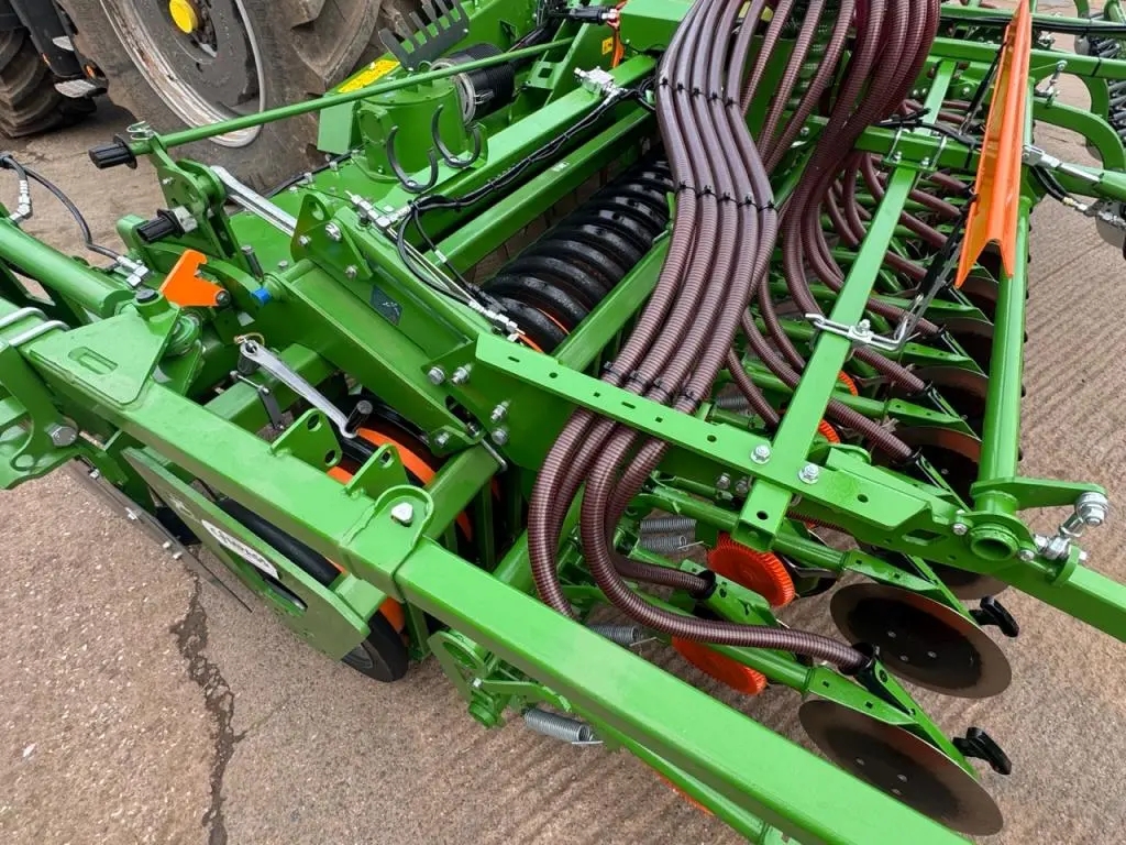 Amazone Avant 6002-2 power harrow drill with FTender 2200 front hopper
