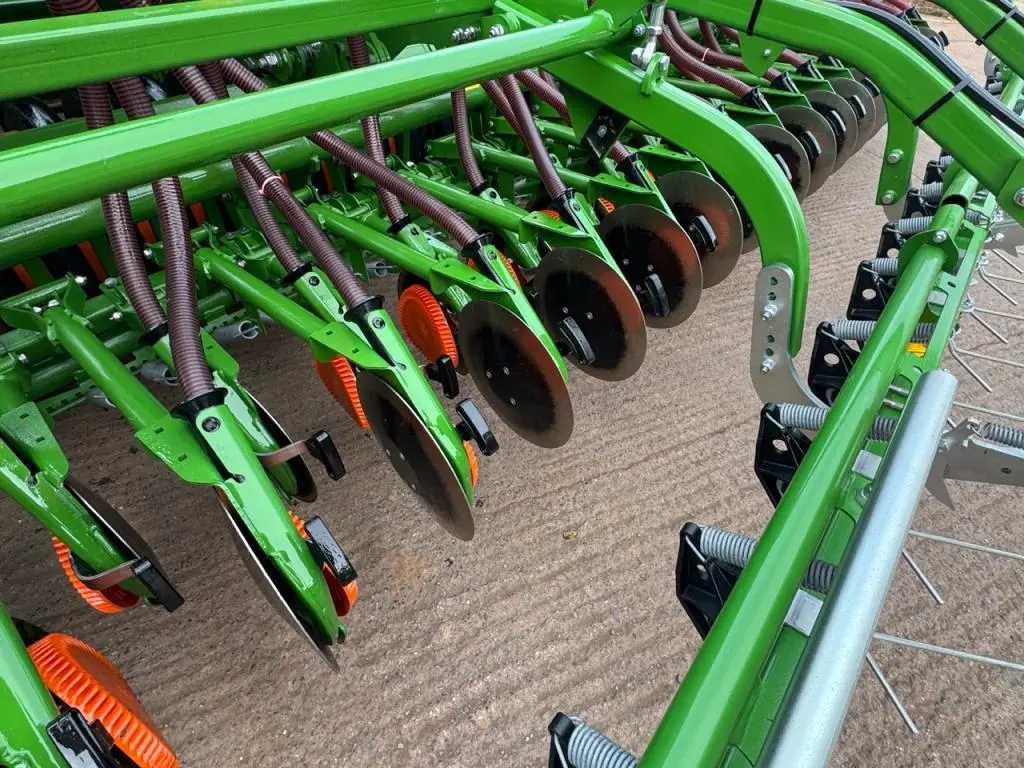 Amazone Avant 6002-2 power harrow drill with FTender 2200 front hopper