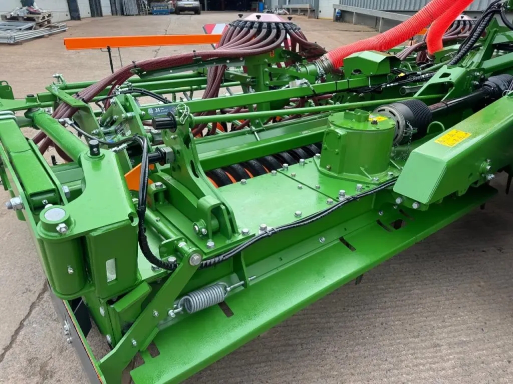 Amazone Avant 6002-2 power harrow drill with FTender 2200 front hopper
