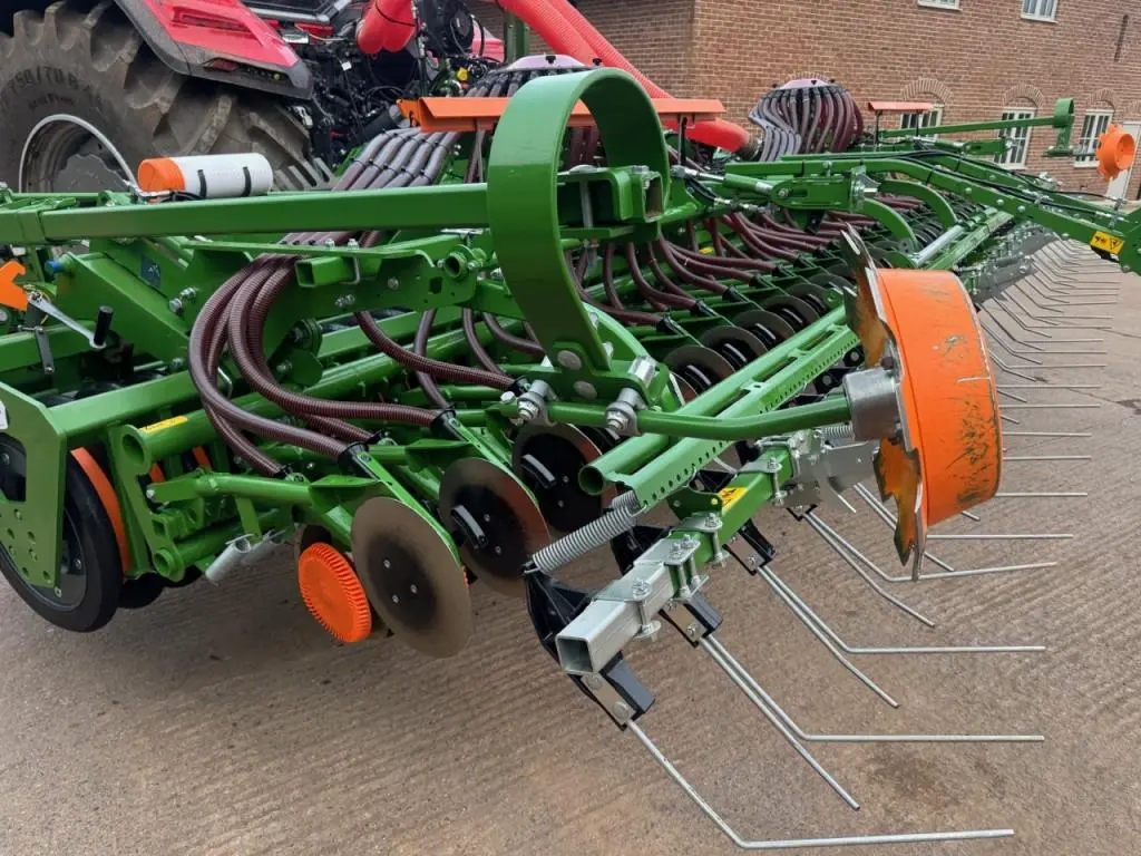 Amazone Avant 6002-2 power harrow drill with FTender 2200 front hopper