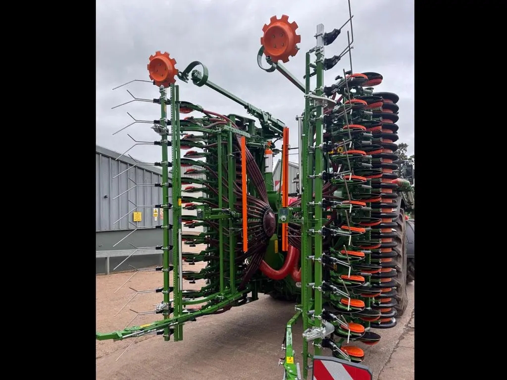 Amazone Avant 6002-2 power harrow drill with FTender 2200 front hopper