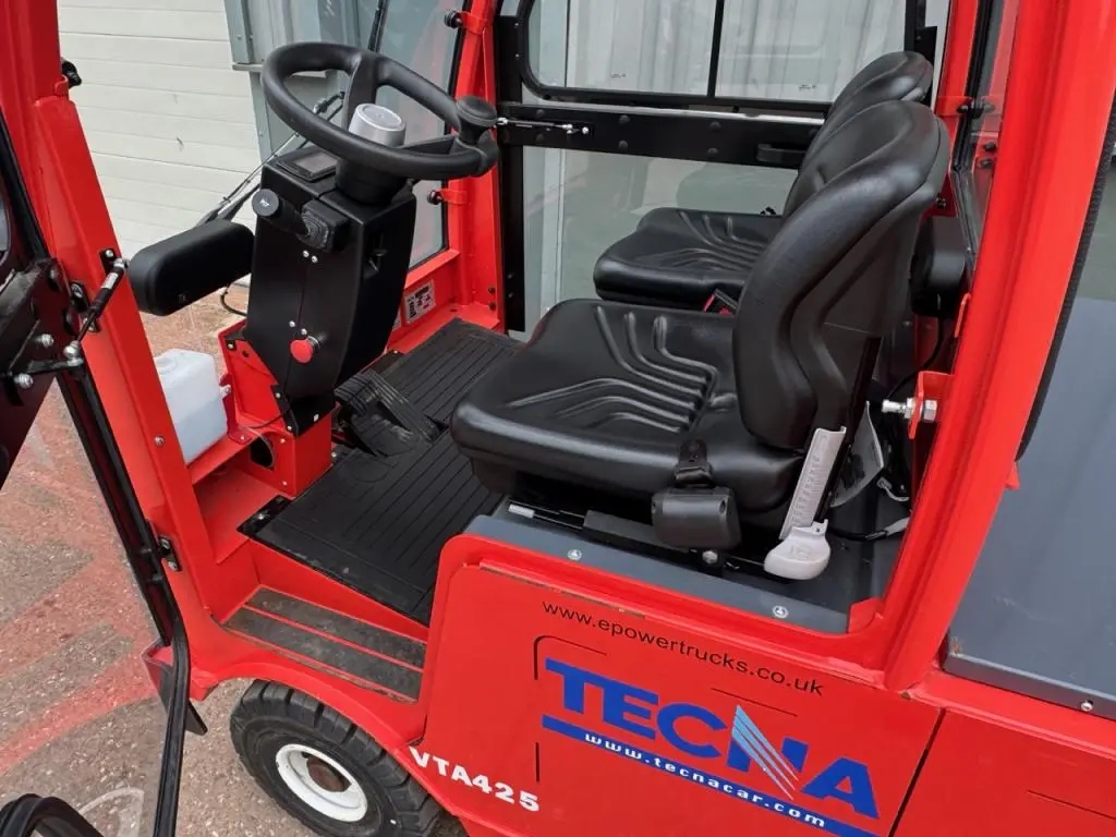 Tecna VTA425 electric aircraft tug