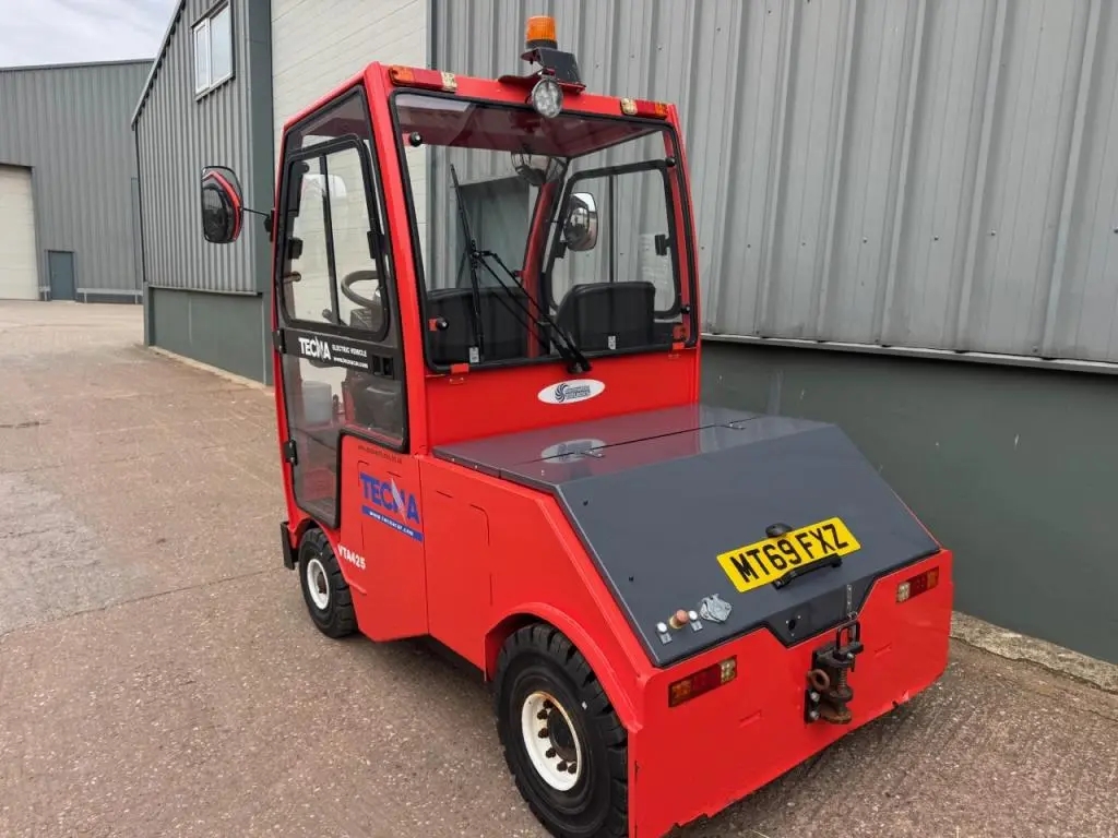 Tecna VTA425 electric aircraft tug