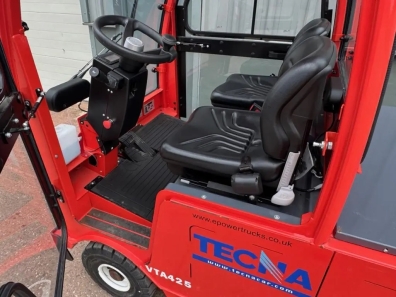 Tecna VTA425 electric aircraft tug