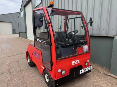 Tecna VTA425 electric aircraft tug