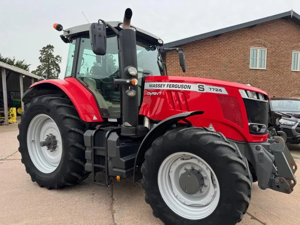 Massey Ferguson 7724S Efficient