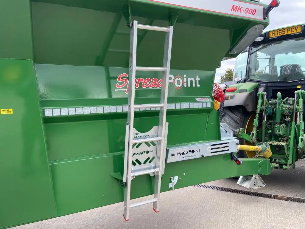 SpreadPoint MK-900 10 ton rear discharge muck spreader