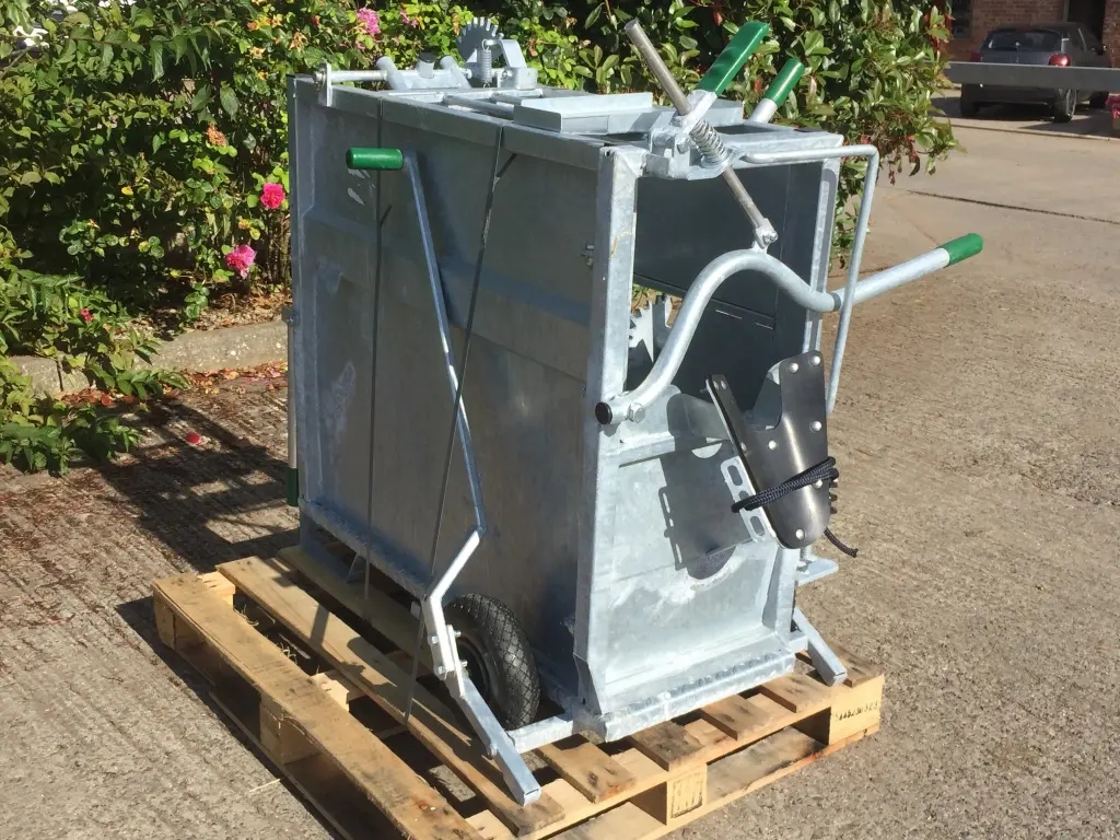 Condon Engineering dehorning crate