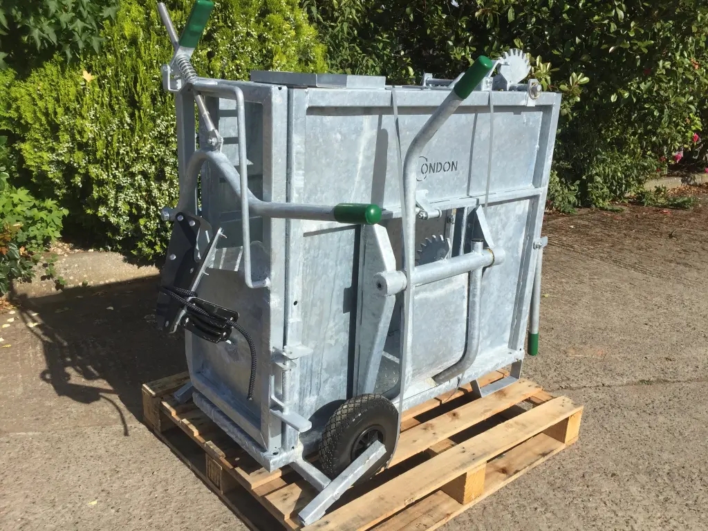 Condon Engineering dehorning crate