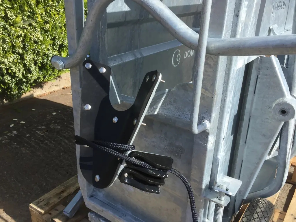 Condon Engineering dehorning crate