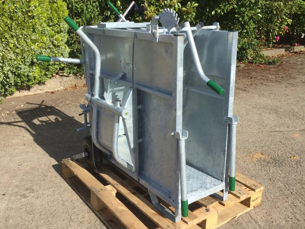 Condon Engineering dehorning crate