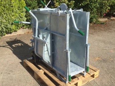 Condon Engineering dehorning crate