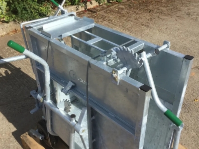 Condon Engineering dehorning crate